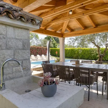 Ladonja With Private Pool And Sauna * Marasi