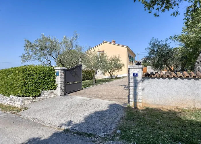 Ladonja With Private Pool And Sauna Vila