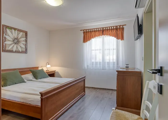 Ladonja With Private Pool And Sauna Vila Marasi