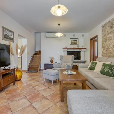 Ladonja With Private Pool And Sauna 빌라 Marasi