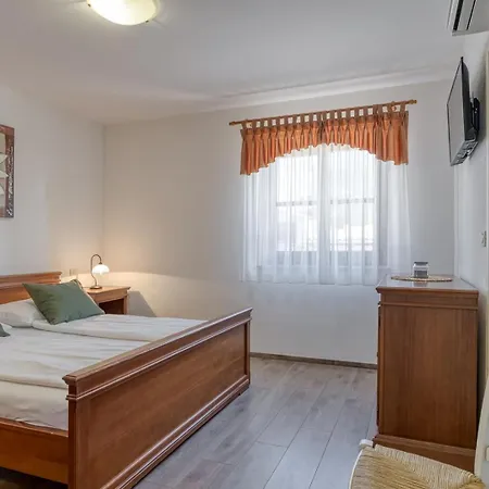 Ladonja With Private Pool And Sauna 빌라 Marasi
